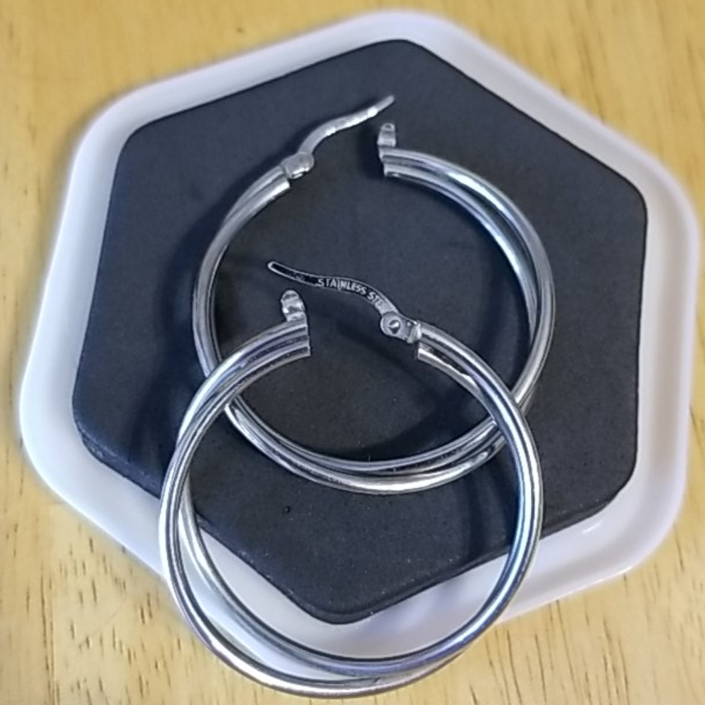 <ITALY MILOR> Criss-Crossed Stainless Steel Hoops - Picture 3 of 16